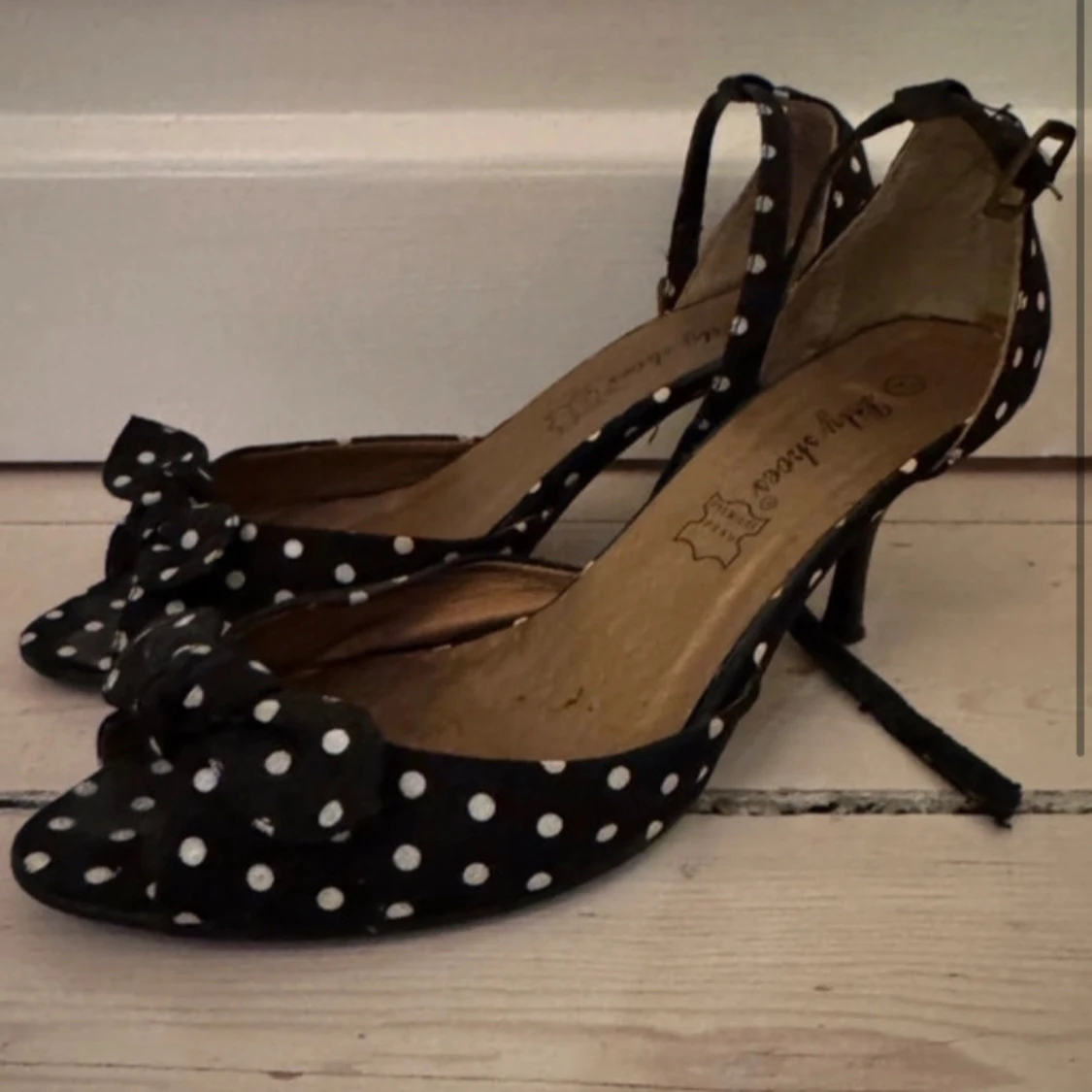 Svarta klackar med vita prickar 