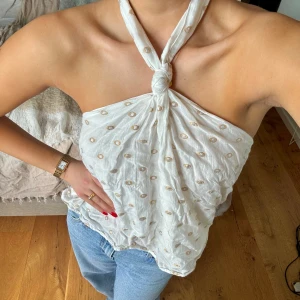 Halternecktopp från Zara - Säljer denna söta halternecktopp från zara då den ej används längre💕 