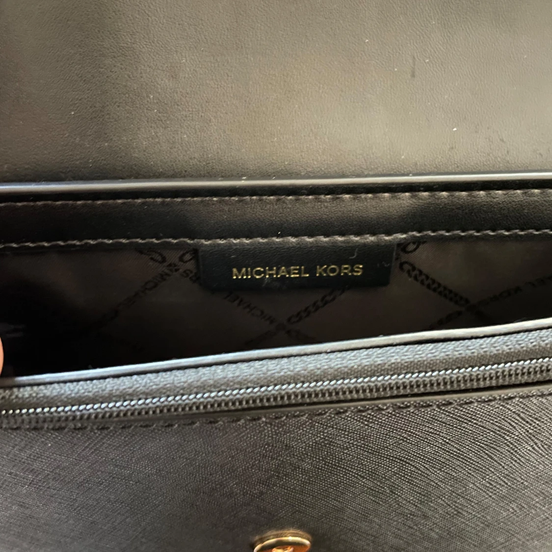 Svart crossbodybag från Michael Kors - 1
