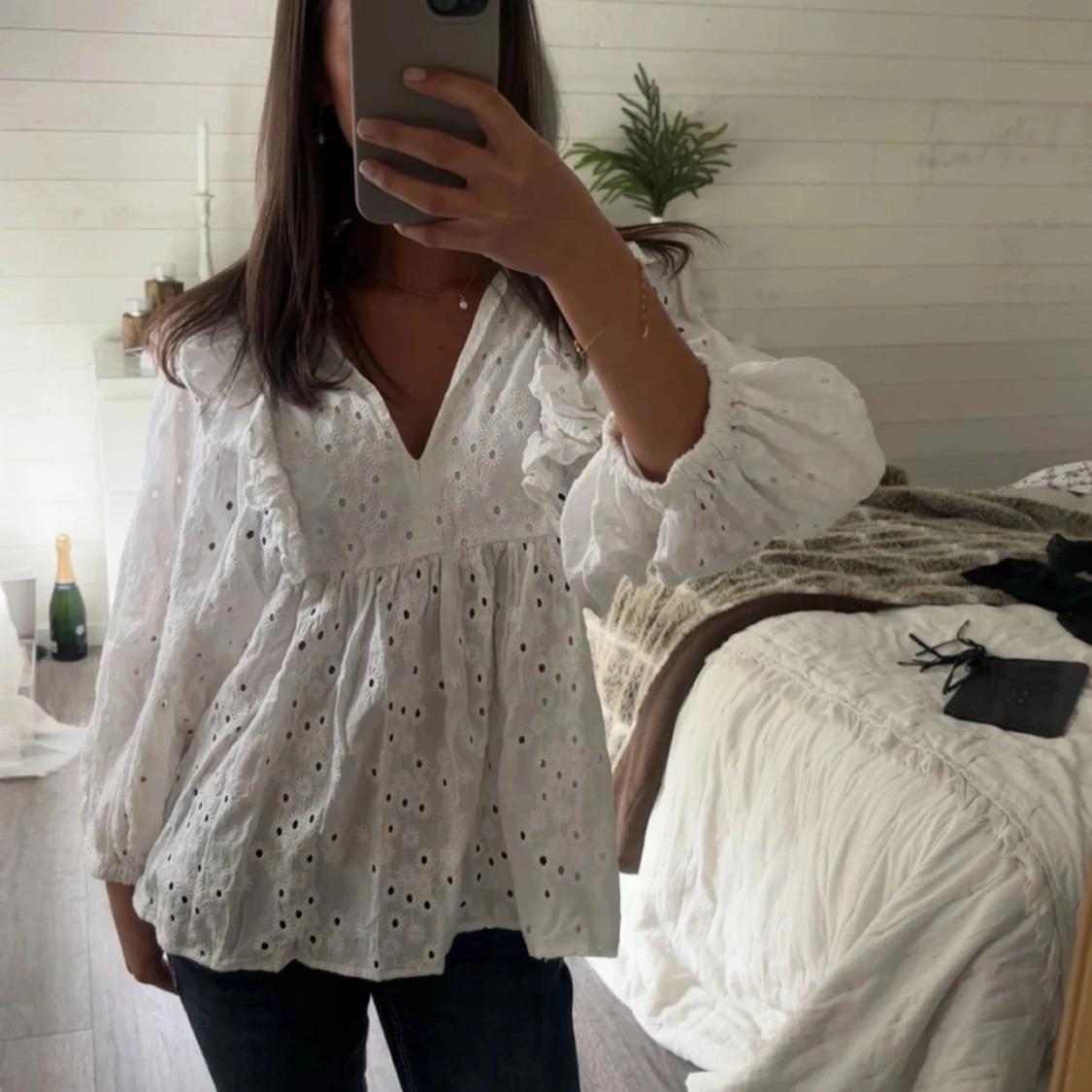 Vit blus med broderade detaljer - 1