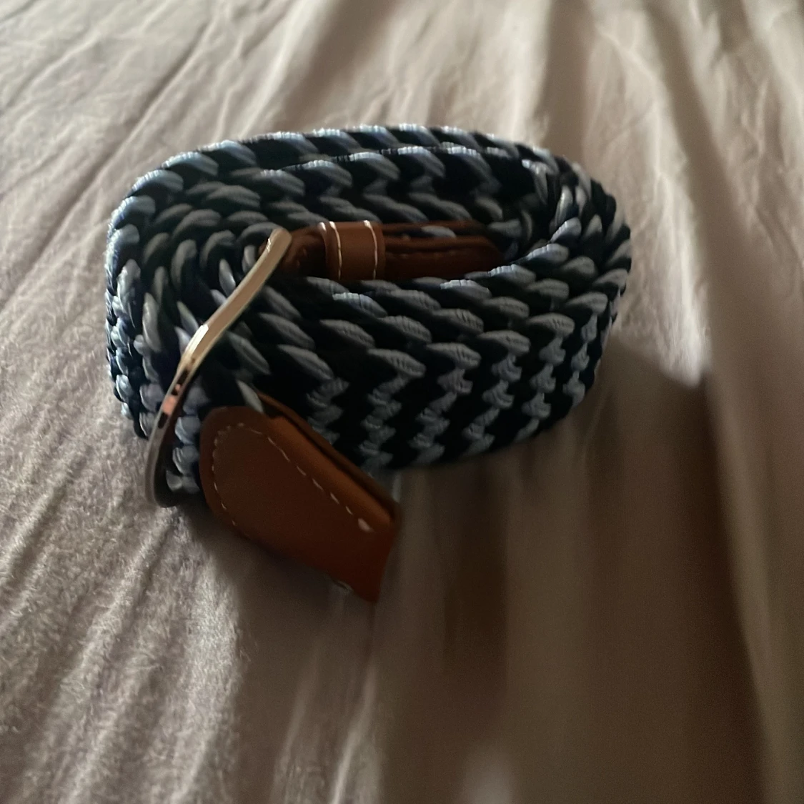  flätat bälte med läderdetaljer