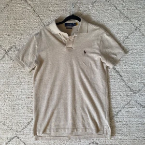 Beige pikétröja från Polo Ralph Lauren - Ralph lauren pike i väldigt bra skick.
