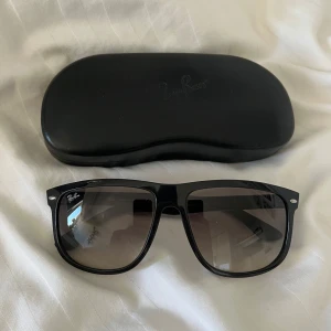 Ray-Ban Boyfriends solbrillor - Säljer ett par sköna RB4147 brillor! | Utmärkt skick! | Kommer med fodral! | Storlek 60:15 men passar alla typ! | Ställ gärna frågor innan du köper!