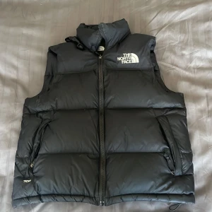 Svart dunväst från The North Face - Svart dunväst från The North Face. Bra för kallare kvällar i sommar och till höst. Kvitto finns, pris kan diskuteras.