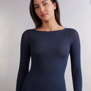 Intimissimi tröja - En mörkblå boat neck ultralight tröja i modalkashmir från intimissimi i storlek L. Köpt förra sommaren i sthlm och använt några få gånger. Säljer då den inte passade min stil. Har tvättat den få gånger men enligt skötselråd.   Har tagit bilderna från zalando och intimissimi, kan självklart skicka bild på min tröja. Har kvar påsen från butiken men osäker om jag har kvar kvittot. Köpt för ca 450kr, säljer för 250kr. Pris går att diskutera, billigare vid snabb affär!