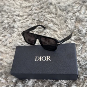 Dior Blacksuit N21 - Dior BlackSuit N21  Storlek: 14,5 cm breda Skick: 8/10 Nypris: 4200kr+ Pris: 3490kr Frakt: (hemlevererat spårbart)📦  Tveka inte att höra av dig vid minsta frågan!