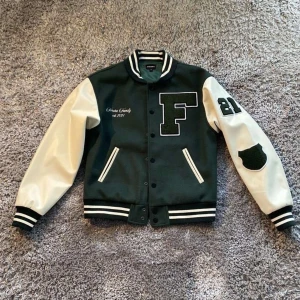 Varsity jacka  - Snygg Varsity jacka, skick 10/10 oänvänd. Hör av dig vid funderingar 👍