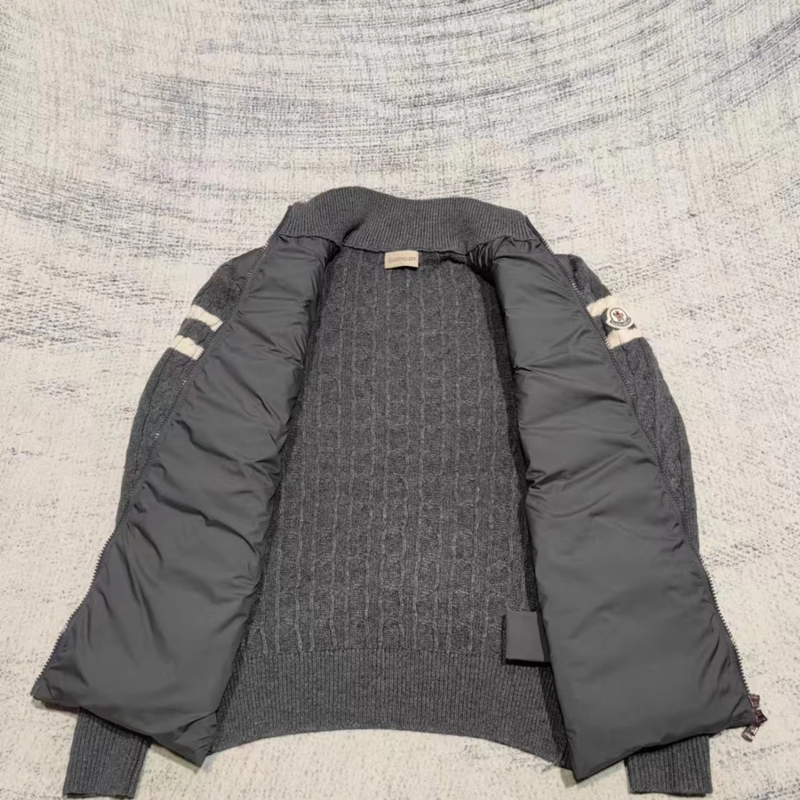 Grå dunväst från Moncler med stickade ärmar - 1