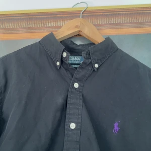 Ralph lauren skjorta - Säljer nu en svart Ralph lauren skjorta. Knappt använd sjukt bra skick. Strl S. Pris kan diskuteras vid snabb affär 