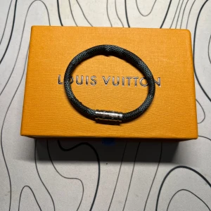 Lv armband  - Allt på bilderna följer med. Lite slitet men inget som syns när det är på 