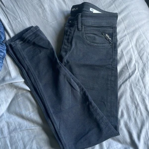 Svarta  Replay jeans - Tjena ! Säljer nu ett par svarta jeansbyxor från Replay med klassisk femficksdesign och diskret Replay-logga på fickan. Byxorna har en smal passform och är perfekta till många olika outfits. 