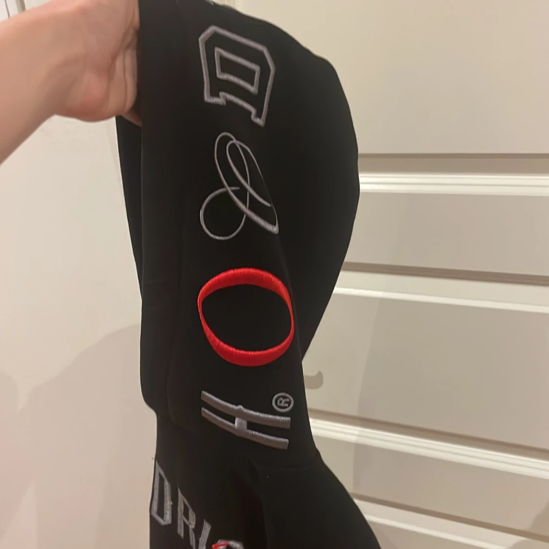 Svart hoodie från Hoodrich med tryck - 2