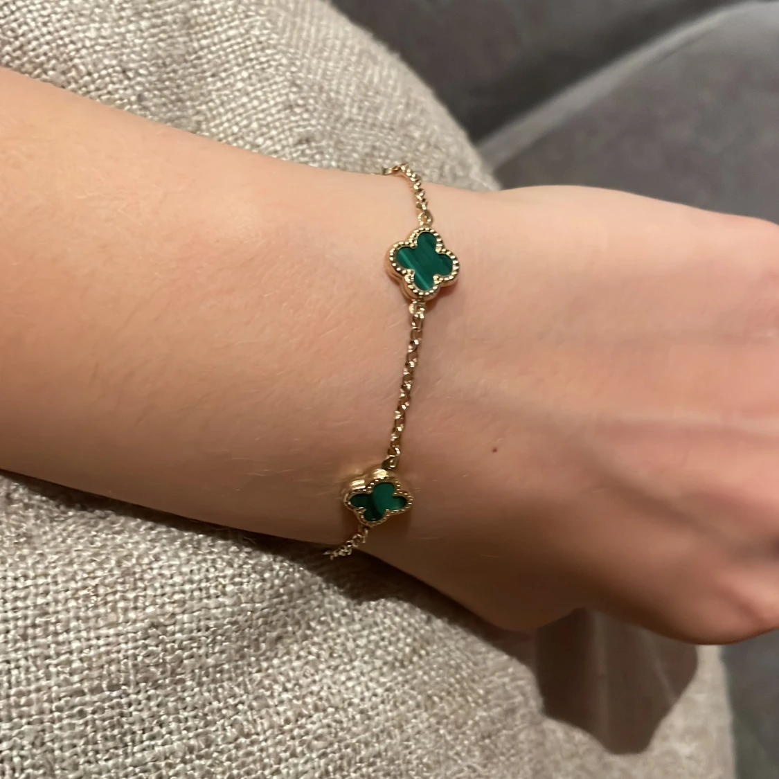 Armband Alhambra med gröna fyrklöver, 14k guld