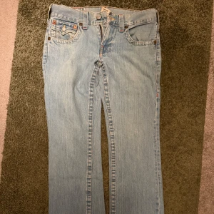 True religion Billy bootcut jeans - Ljusblå jeans med bootcut passform och klassiska fem fickor. Waist 30 length 32