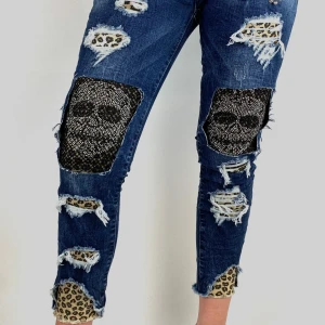 Stretchjeans med tuffa detaljer stl S/36 - Stretchjeans helt nya. Storlek S/36. Tuffa detaljer på.