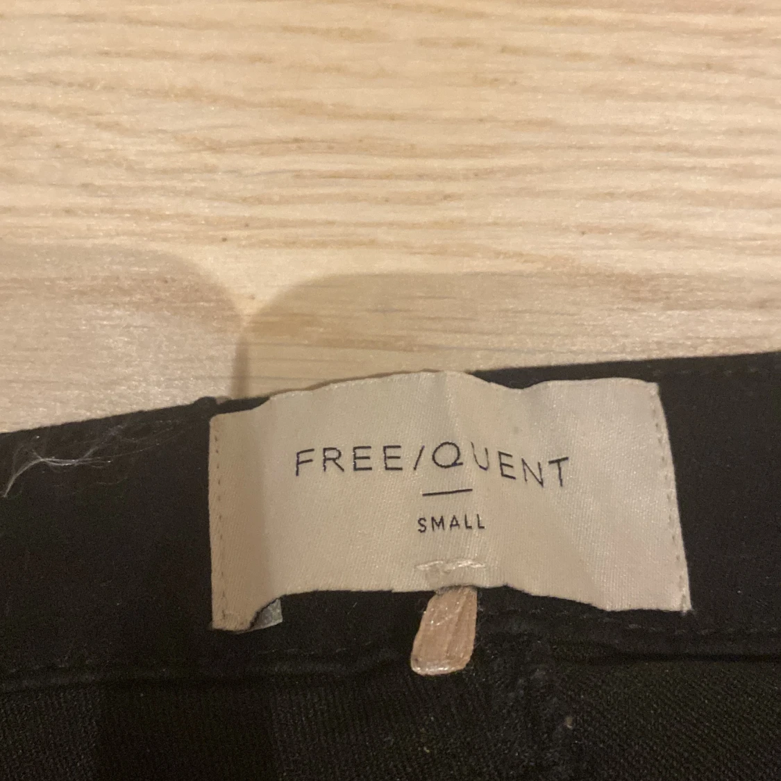 Svarta byxor med dragkedjedetaljer från Freequent - 2