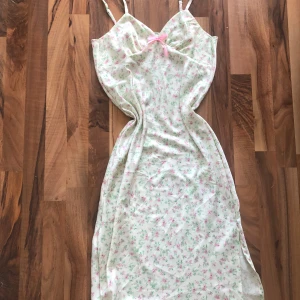 Underbar sommarklänning☀️ - Supersöt blommig klänning i ljusa färger med rosa och gröna blommor.  Klänningen är från början från only men har sytt om den lite grann💕☀️🌸Klänningen har smala axelband, en liten rosa rosett framtill och är i mjukt, lätt material. Perfekt för varma dagar!🌸 längdmässigt går den till ungefär halva vaden på mig och jag är 164cm🎀