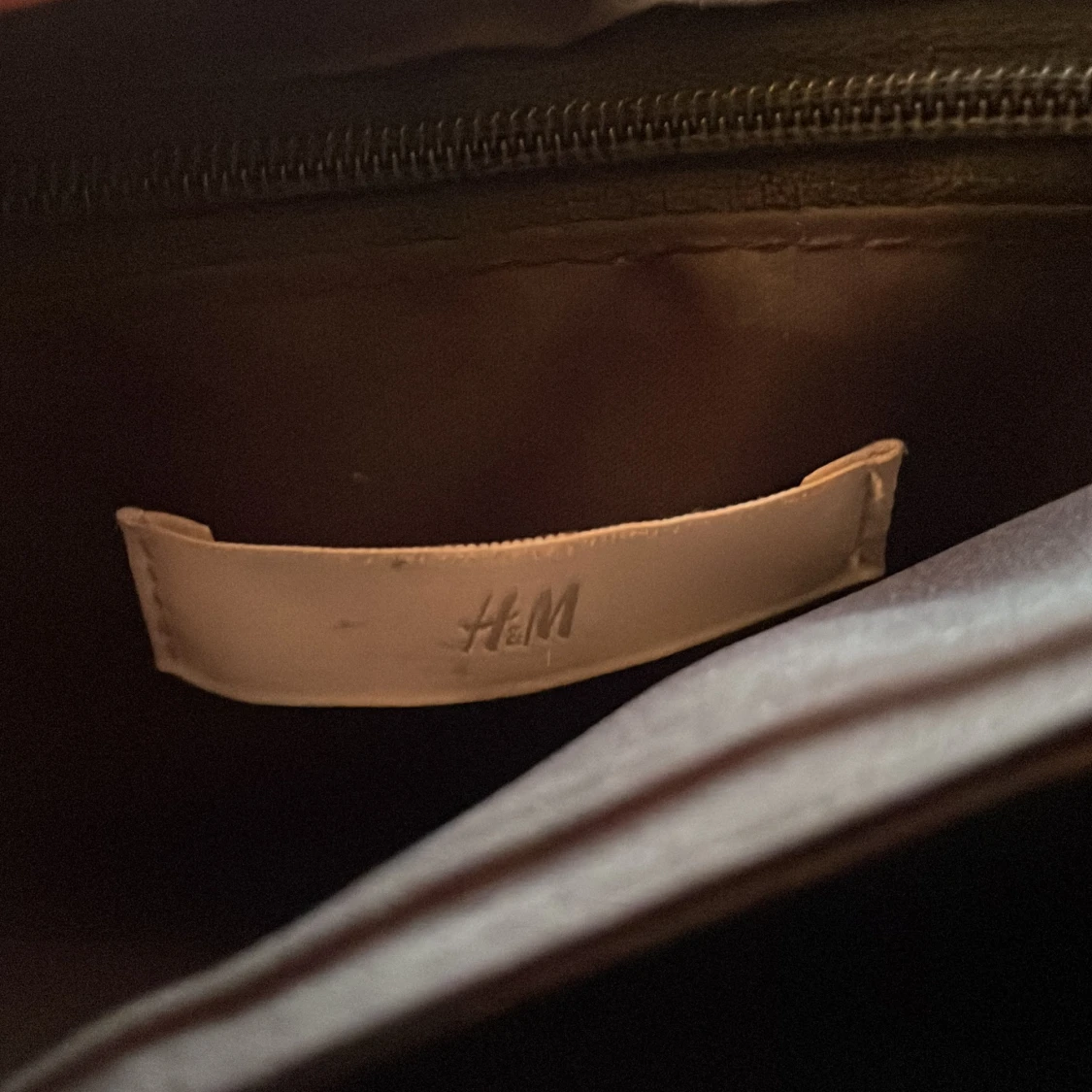 Svart quiltad axelväska från H&M - 3