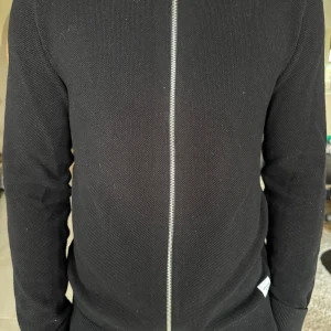 Svart cardigan jacka med dragkedja - Säljer en stilren svart cardigan jacka med hel dragkedja framtill. Riktigt skön och bra kvalitet 