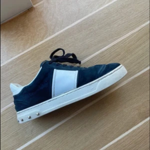 Valentino flycrew 38 - Valentino flycrew fint skick. Pris ej hugget i sten. Storlek 38/39