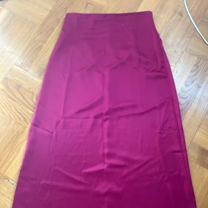 Lilaröd långkjol från Vero Moda - Säljer en superfin lillaröd långkjol från Vero Moda i storlek S. Bara använd 1 gång✨