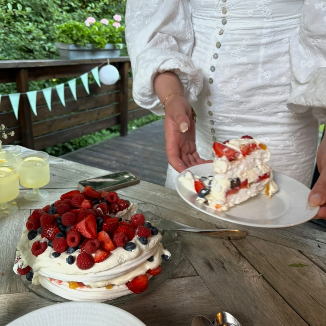 Vit långklänning med puffärmar och broderade detaljer - 1