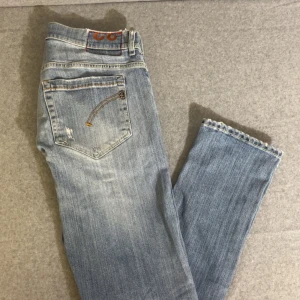 Dondup George jeans  - Vädligt snygga Dondup George Jeans | Riktigt fet design med detaljer och väldigt snygg passform | Eftertraktad färg | Byxan är i Vädligt bra skick och har inga tecken på användning | Nypris runt 3k💰| Pris går att diskutera vid snabbare köp | Kontakta vid fler frågor eller funderingar ✔️