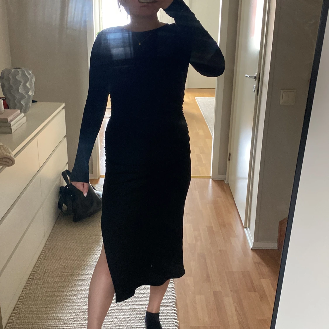 Svart långärmad klänning med slits