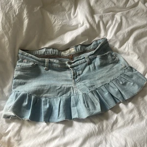 💕Jeans-volangkjol💕 - Säljer min ursnygga jeanskjol med volanger sydda till. Sitter ganska lågmidjat, stretchigt material och i fint skick