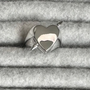 Heart ring  - Ringen är aldrig använd och 100 % rost- och nickelfri. Den är justerbar och passar därför alla! Hör gärna av dig om du har några frågor ☺️ 