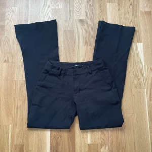 Bikbok lågmidjade kostymbyxor  - Jättesnygga lågmidjade bootcut kostymbyxor med slits i modellen ”Vera” från bikbok😍Endast använda ett fåtal gånger och har inga defekter. De är i storlek 34 men är väldigt små i storlek så skulle säga att de passar storlek 32. Kan absolut tänka mig sänka priset vid snabb affär! 