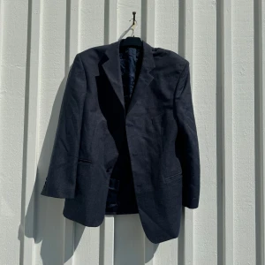 Mörkblå  kavaj - Oversized marinblå kavaj. Kavajen har två fickor framtill, knappar vid ärmslut och är helfodrad. Strl S-XL