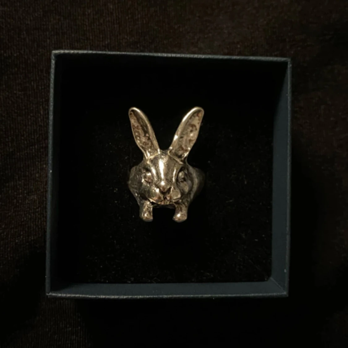 Silverfärgad ring med kaninmotiv