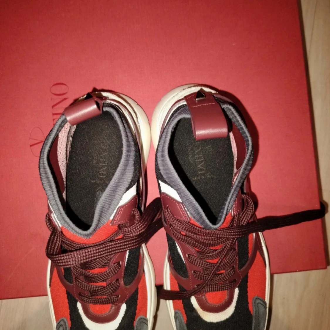 Valentino Garavani sneakers i rött och svart - 3