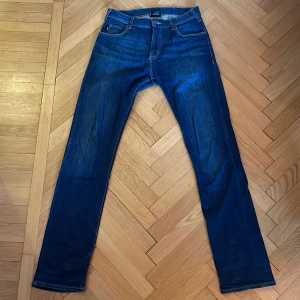 Emporio Armani jeans - Emporio Armani jeans, knappt använda; inga defekter. Säljer då dem inte passar längre.