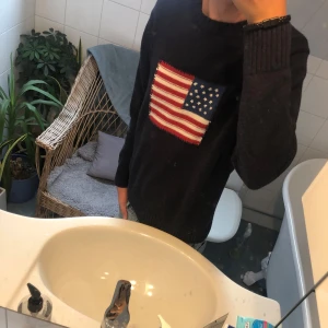 Navy Gant stickad tröja - Säljer en tvär fet gant tröja. Väldigt efterfrågad och populär. Om du har några frågor eller fundering är det bara att ställa på! 