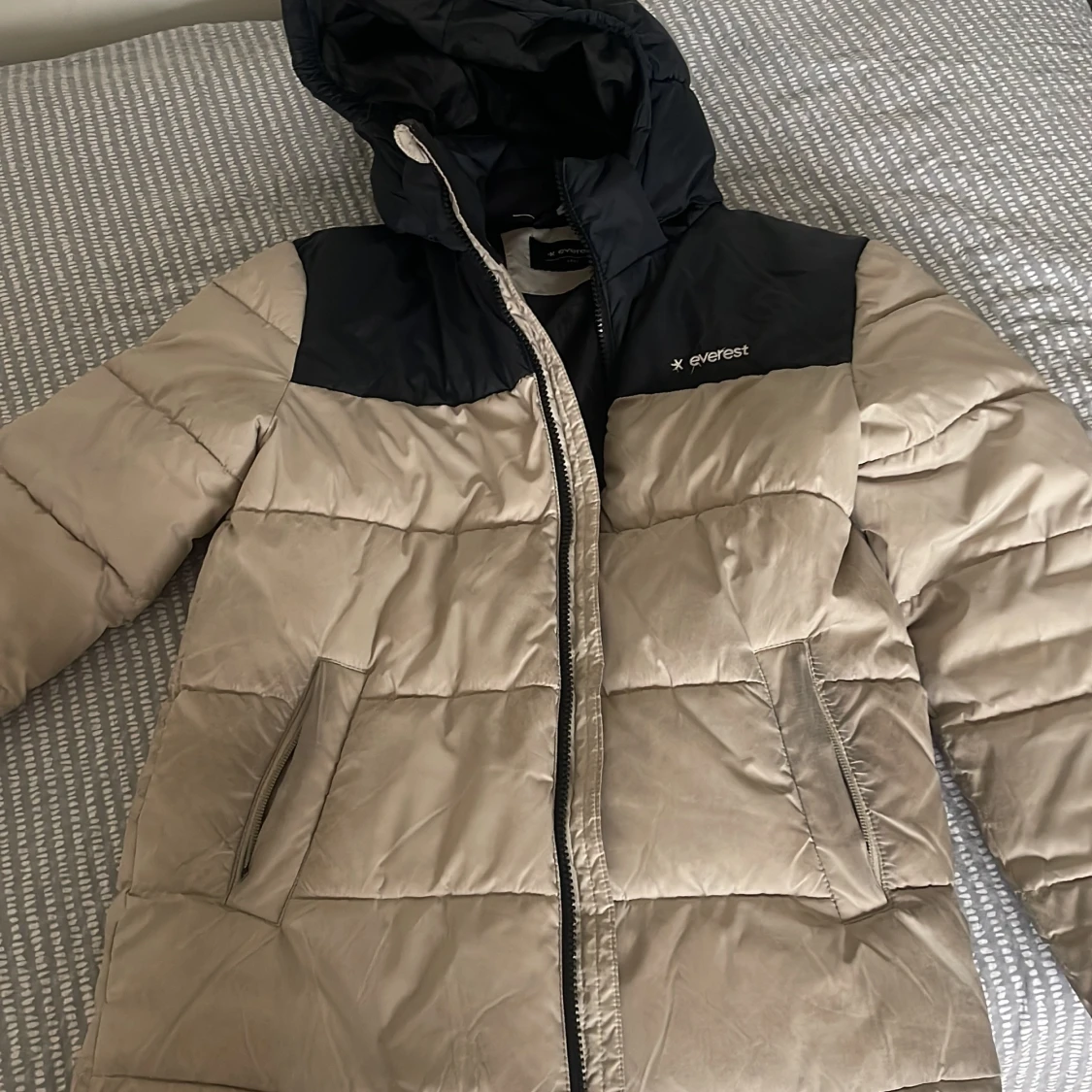 Beige och svart pufferjacka Everest