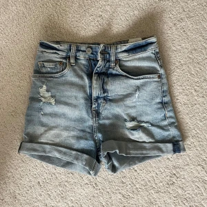Jeansshorts med slitningar  - Snygga men kommer inte till användning