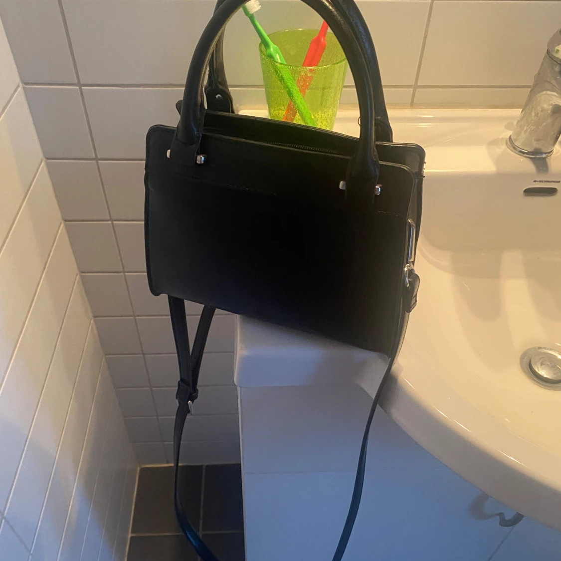 Svart axelväska med dragkedja - 1