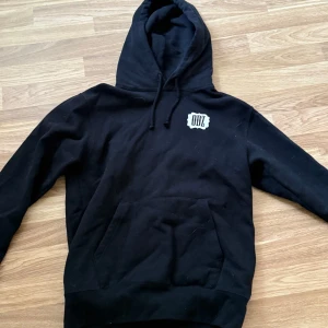 Svart ODZ hoodie med tryck - Svart odz hoodie, använd fåtal gånger, storlek S (finns katt i hemmet) 