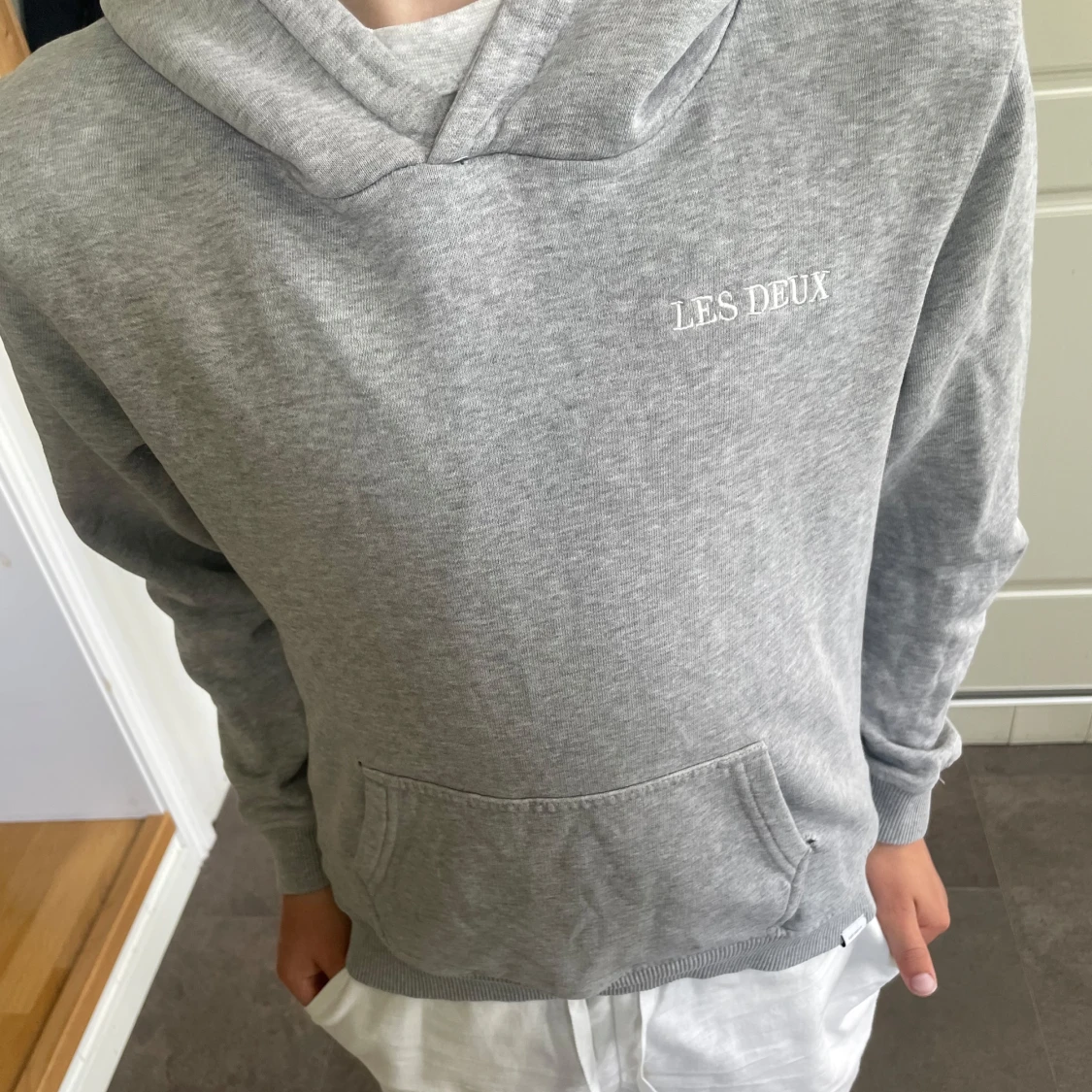Grå hoodie från Les Deux - 4