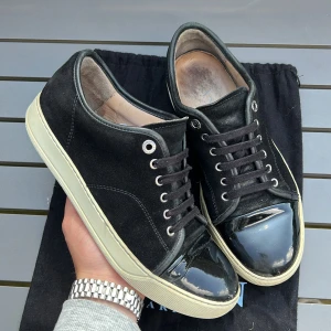 Lanvin - Säljer dessa extremt feta lanvins perfekt till sommaren! Size uk6 motsvarar 40-41! Skick 8,5/10! Dustbag och helt nya extrasnören ingår vid köp! Tar inte emot skambud. Hör av dig vid intresse 🤩