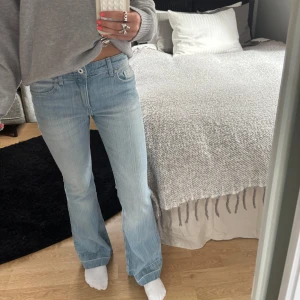 Ljusblå bootcut jeans från H&M - Säljer ett par ljusblå jeans från H&M med bootcut och midwaist. De har en ljus och fin tvätt/färg och är väldigt snygga att ha till en vanlig stickad tröja!☺️