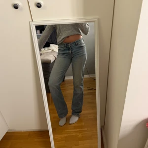 Blåa jeans  - Superfina ljusblå utsvängda jeans från zara i jätte bra skick💕