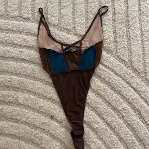 Prettylittlething bodysuit  - Använt 1 gång