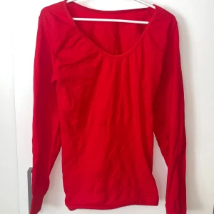 Röd långärmad tröja - Röd långärmad tröja okänt märke i storlek S🫶🏼