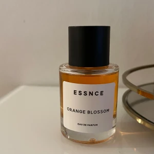 ESSNCE ORANGE BLOSSOM - Parfym från Essnce som är i princip helt full, endast tagit 2-3 spray för att testa hållbarheten. Håller ca 5h på hud och 7h ish på kläder. Luktar sött och pudrigt och har en beroendeframkallande dry down!! Super god 💕💗