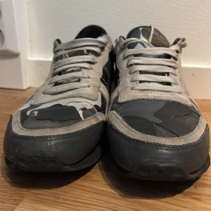 Valentino rockrunners - Tjenare. Säljer mina Valentino rock runners nu på grund utav att dem inte kommer till någon användning. Dem är i riktigt bra skick. Har inte bestämt pris så ni får komma med bud och så släpper jag iväg dem för ett rimligt pris. Byten är också väldigt intressant.