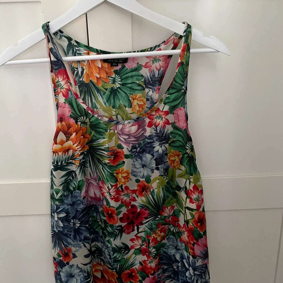 Färgglad blommig linnetopp