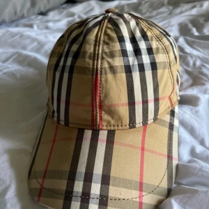 Äkta burberry keps - Äkta bb keps i storlek S, säljer den pga att den är för liten. Vunnen på auktion i facebook gruppen Highendsweden. Kvitto på  sista bilden.